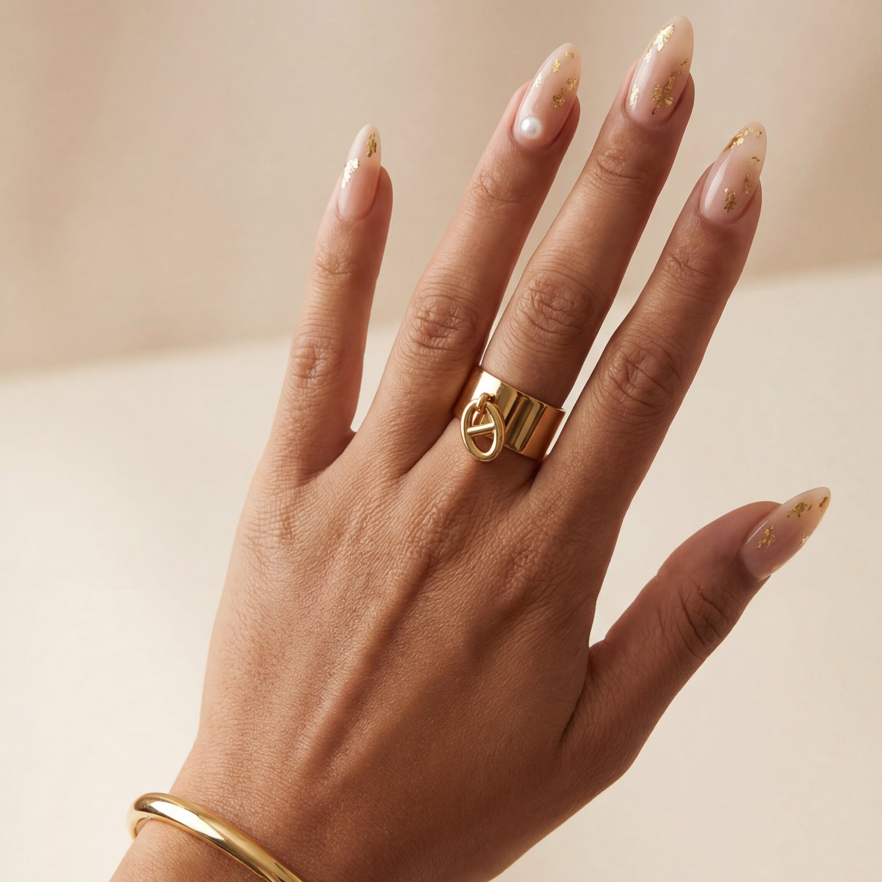 Femme portant la bague Confidente dorée en acier inoxydable 316L – bijou minimaliste au design élégant et discret, waterproof et hypoallergénique