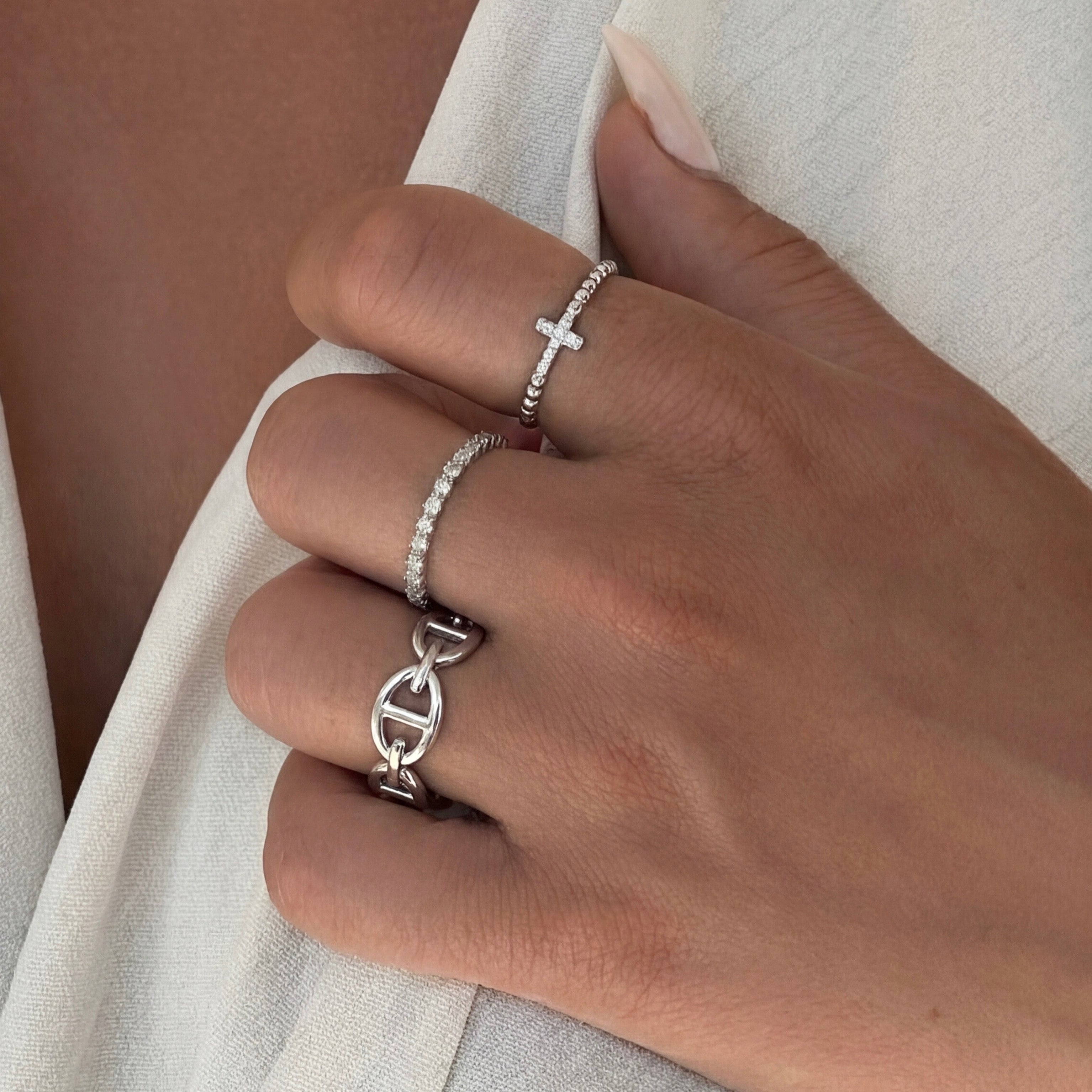 Femme portant la bague Lien argentée en acier inoxydable 316L – bague à design ajouré en maillons, élégante et significative, waterproof et hypoallergénique