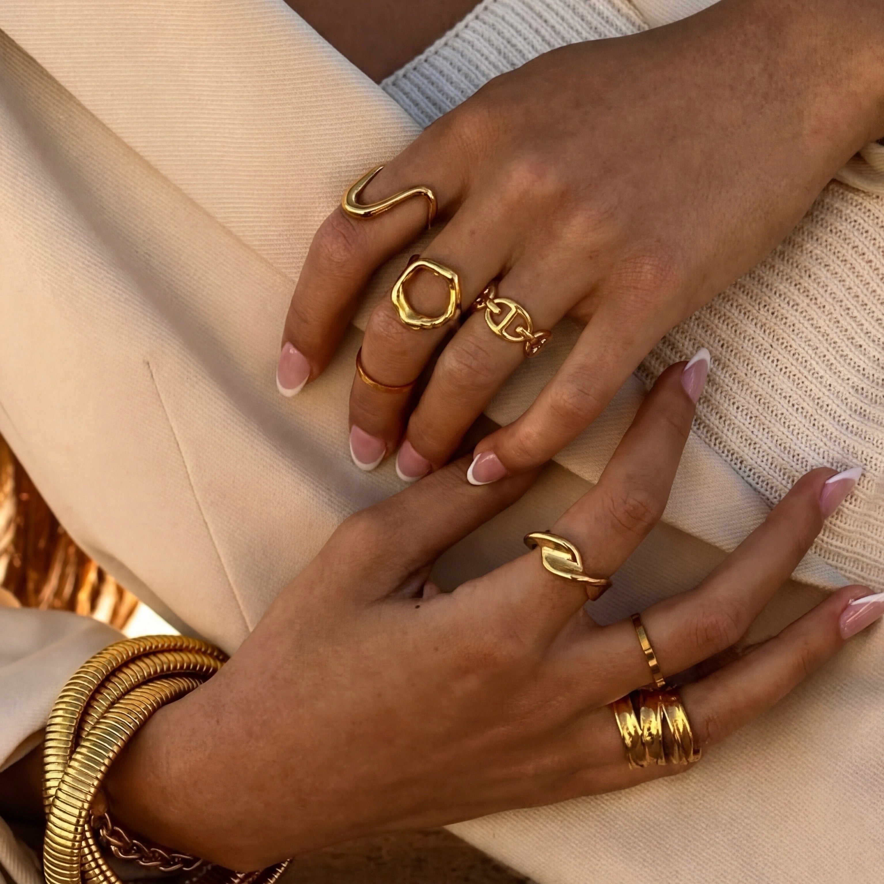 Femme portant la bague Lien dorée en acier inoxydable 316L – bijou ajouré en maillons, au design symbolique et moderne, waterproof et hypoallergénique