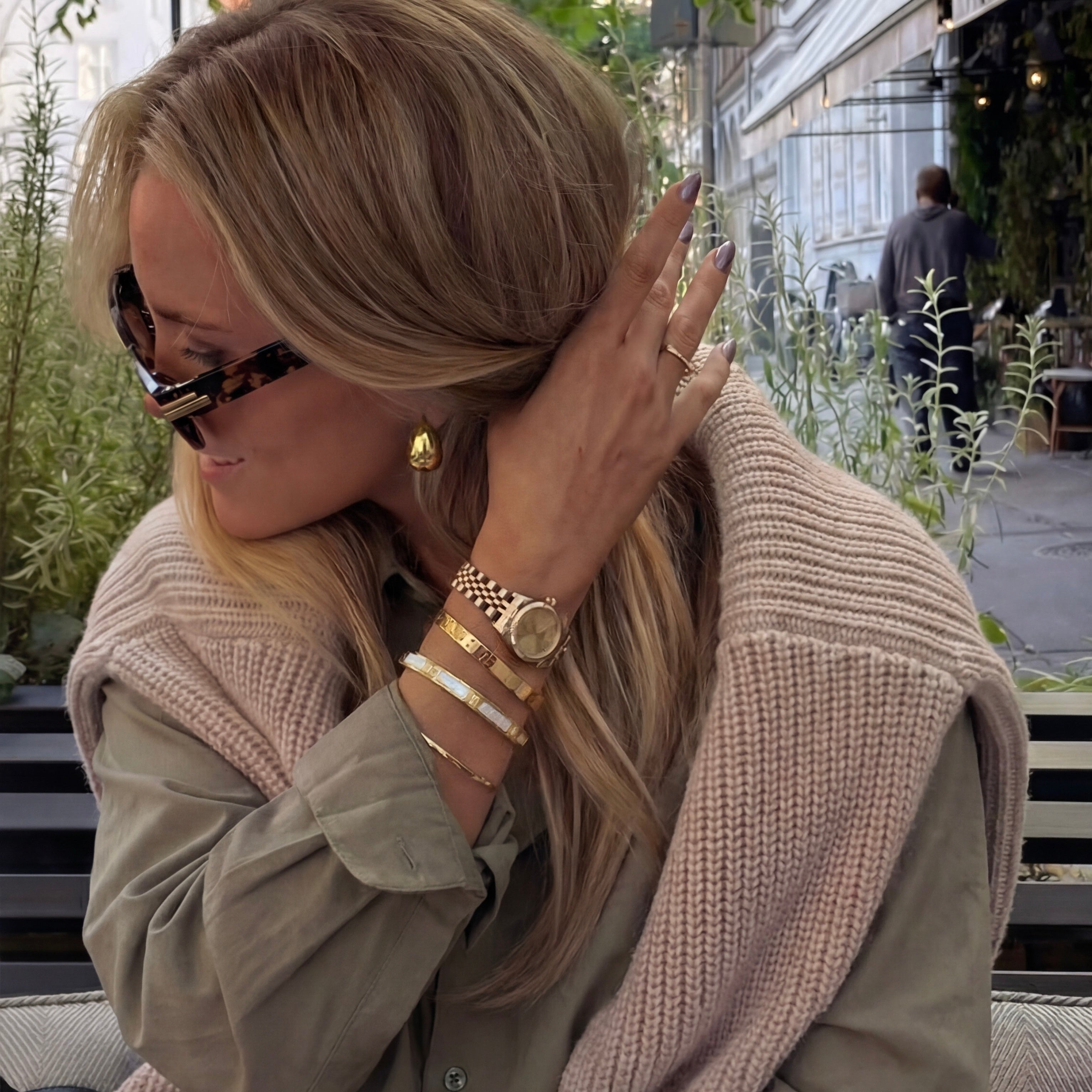 Femme portant le Bracelet Promise jonc doré en acier inoxydable 316L – bijou fin rigide avec incrustations nacrées, élégant et symbolique, waterproof et hypoallergénique