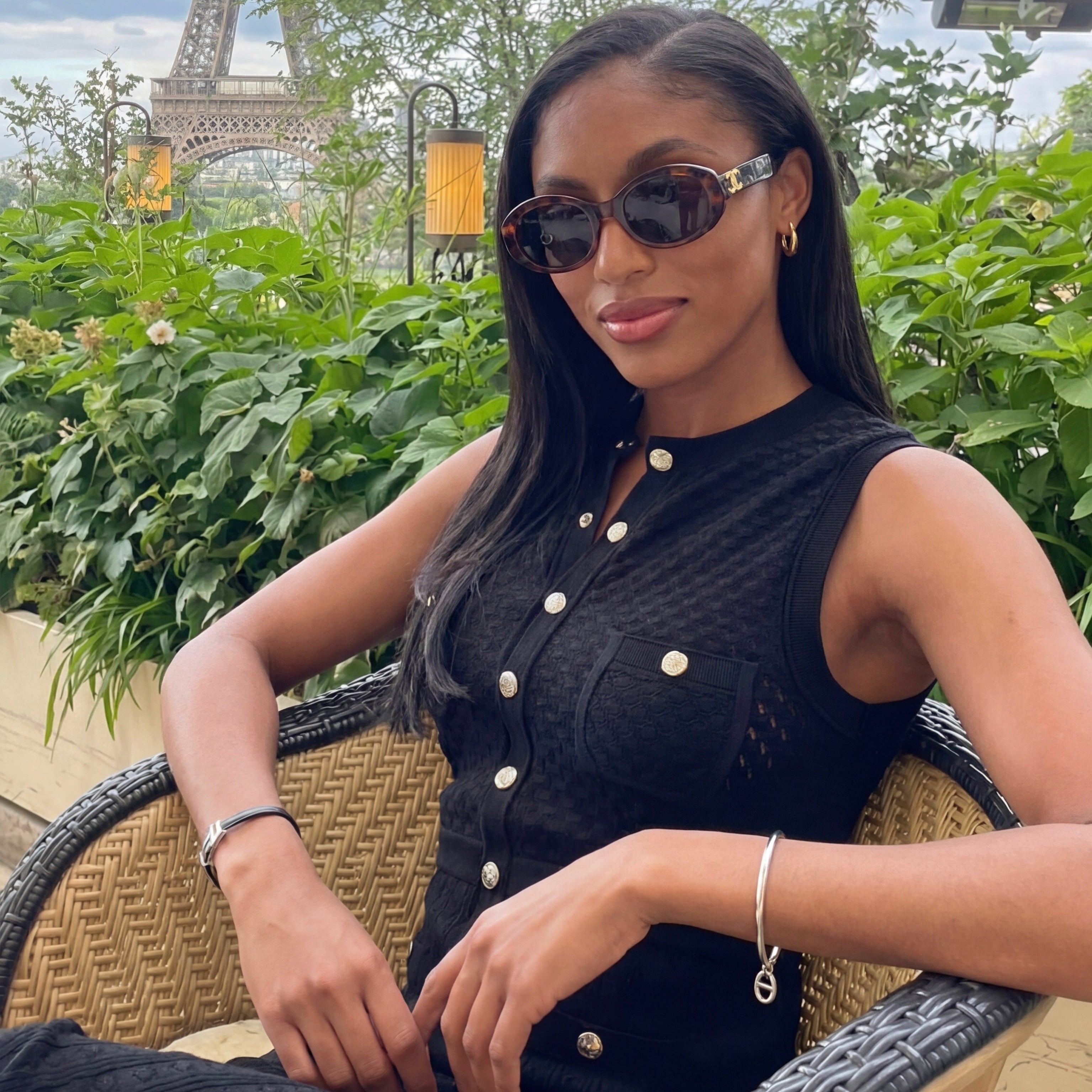 Femme portant le Bracelet Élégante jonc argenté en acier inoxydable 316L – bracelet double discret avec pendentif ovale minimaliste, élégant et hypoallergénique