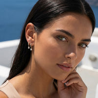 Boucles d'oreilles créoles pendantes goutte Boucle Gracieuse portées, zirconium, argent 925 plaqué or 18 carats – Soreli Paris