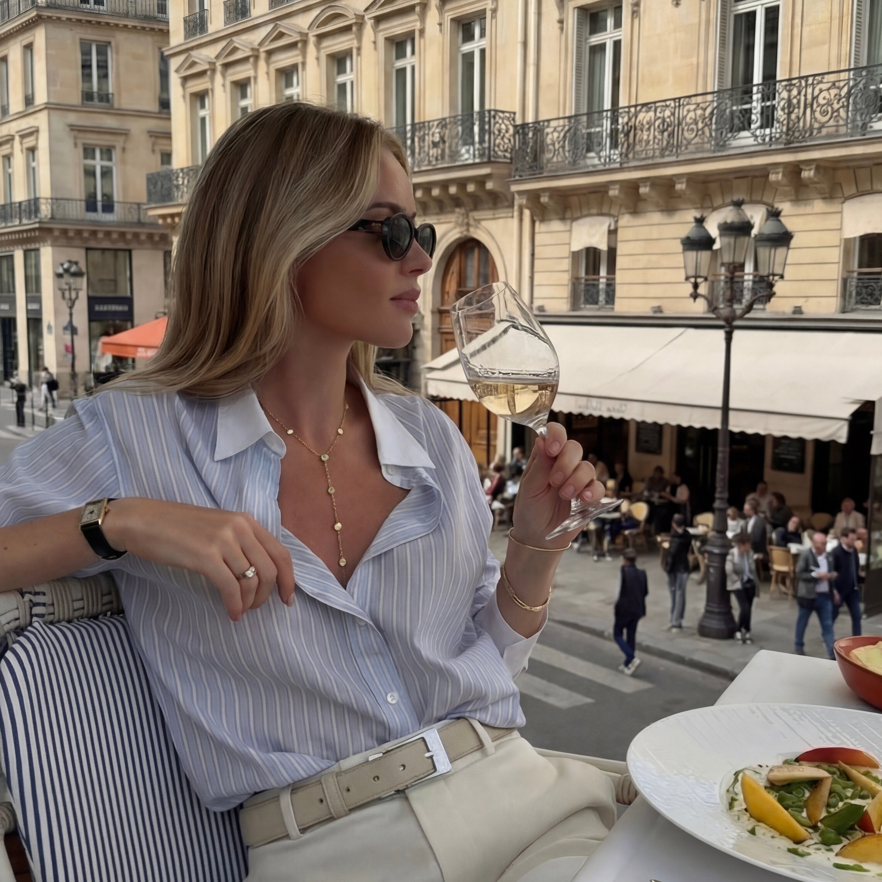 Femme portant le Collier Harmonie Y doré en acier inoxydable 316L – bijou fluide avec pastilles lumineuses qui sublime le décolleté, waterproof et hypoallergénique