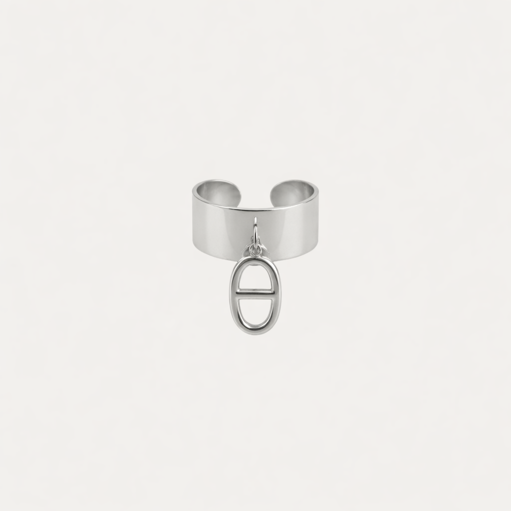 Bague Confidente pour femme en acier inoxydable argenté champagne, anneau élégant aux lignes sobres, bijou waterproof et hypoallergénique Soreli Paris.