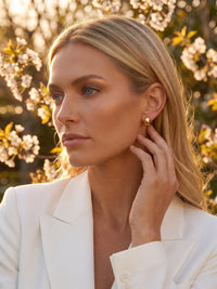 Boucles d'oreilles puces ovales Boucle Essentielle portées, argent 925 plaqué or 18 carats – Soreli Paris