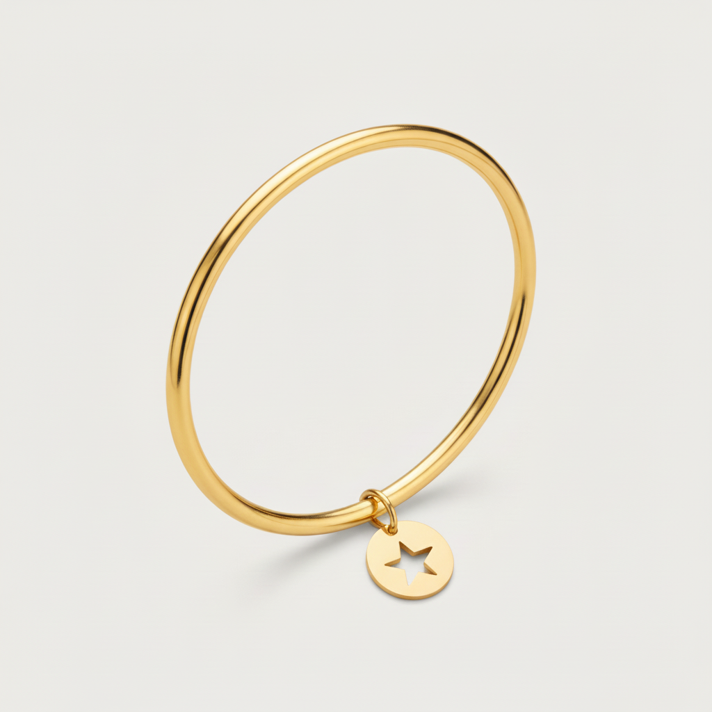 Bracelet Muse doré porté au poignet, bijou femme minimaliste avec pendentif étoile en acier inoxydable