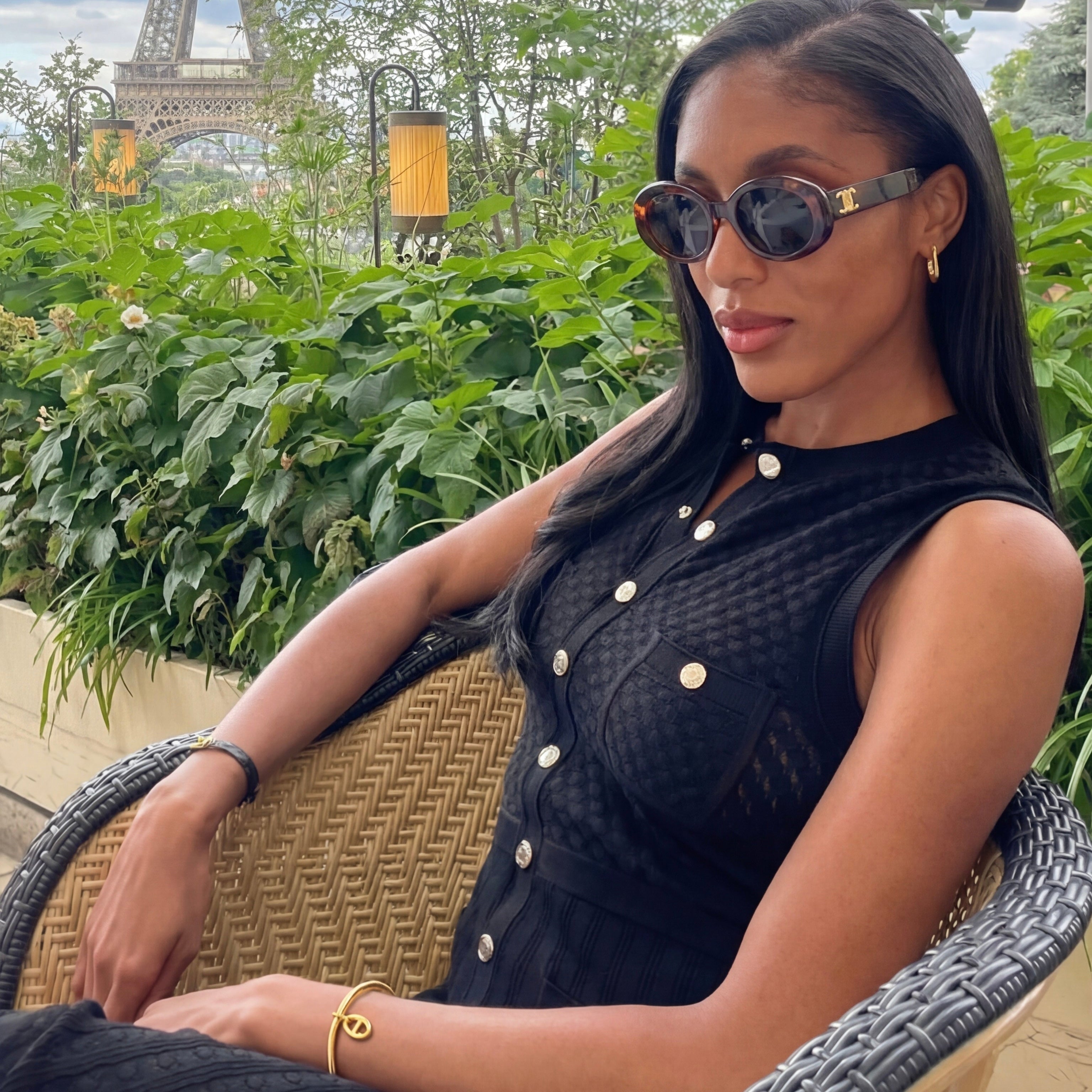 Femme portant le Bracelet Élégante jonc doré en acier inoxydable 316L – bijou double fin avec pendentif ovale raffiné, chic, hypoallergénique et waterproof