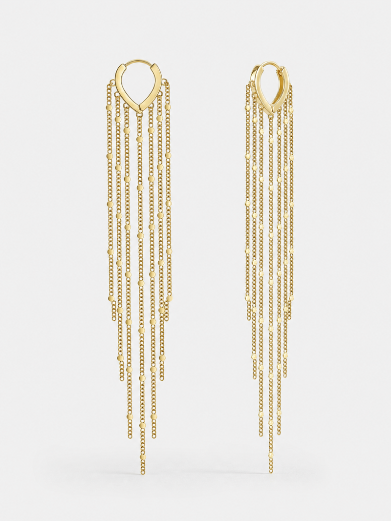 Boucles d'oreilles Cascade SORELI – créoles en V plaquées or 18 carats avec franges de chaînes, sur fond gris